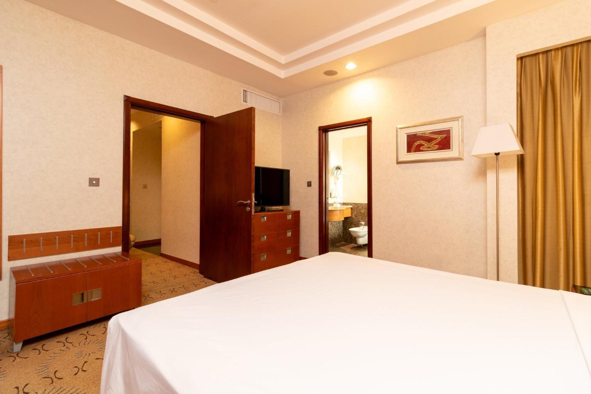 Holiday Inn - Suites Kuwait Salmiya By Ihg Кувейт Экстерьер фото
