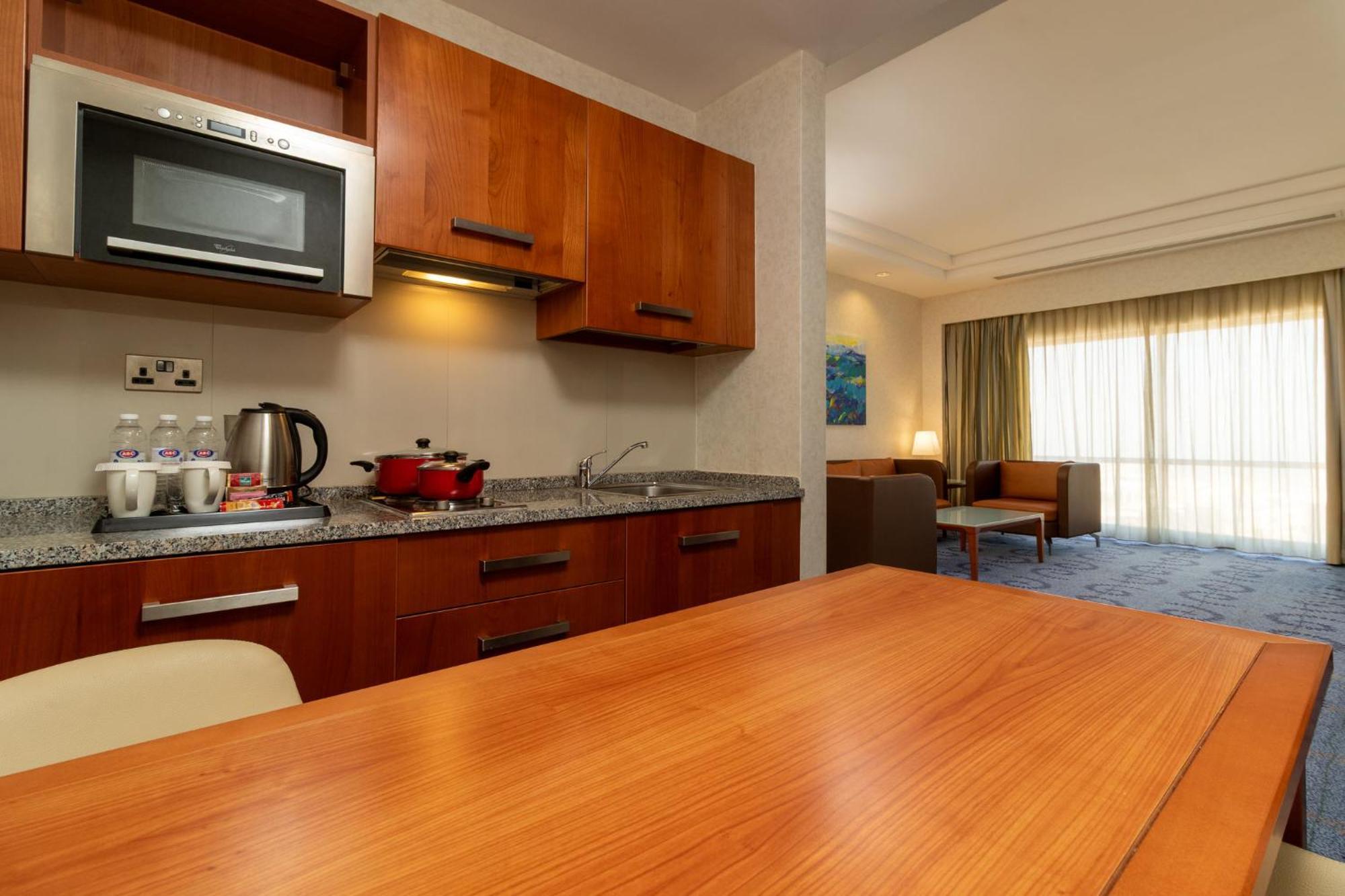 Holiday Inn - Suites Kuwait Salmiya By Ihg Кувейт Экстерьер фото